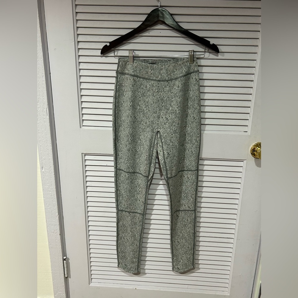 Gymshark Fleur Texture Leggings in Charcoal Size M